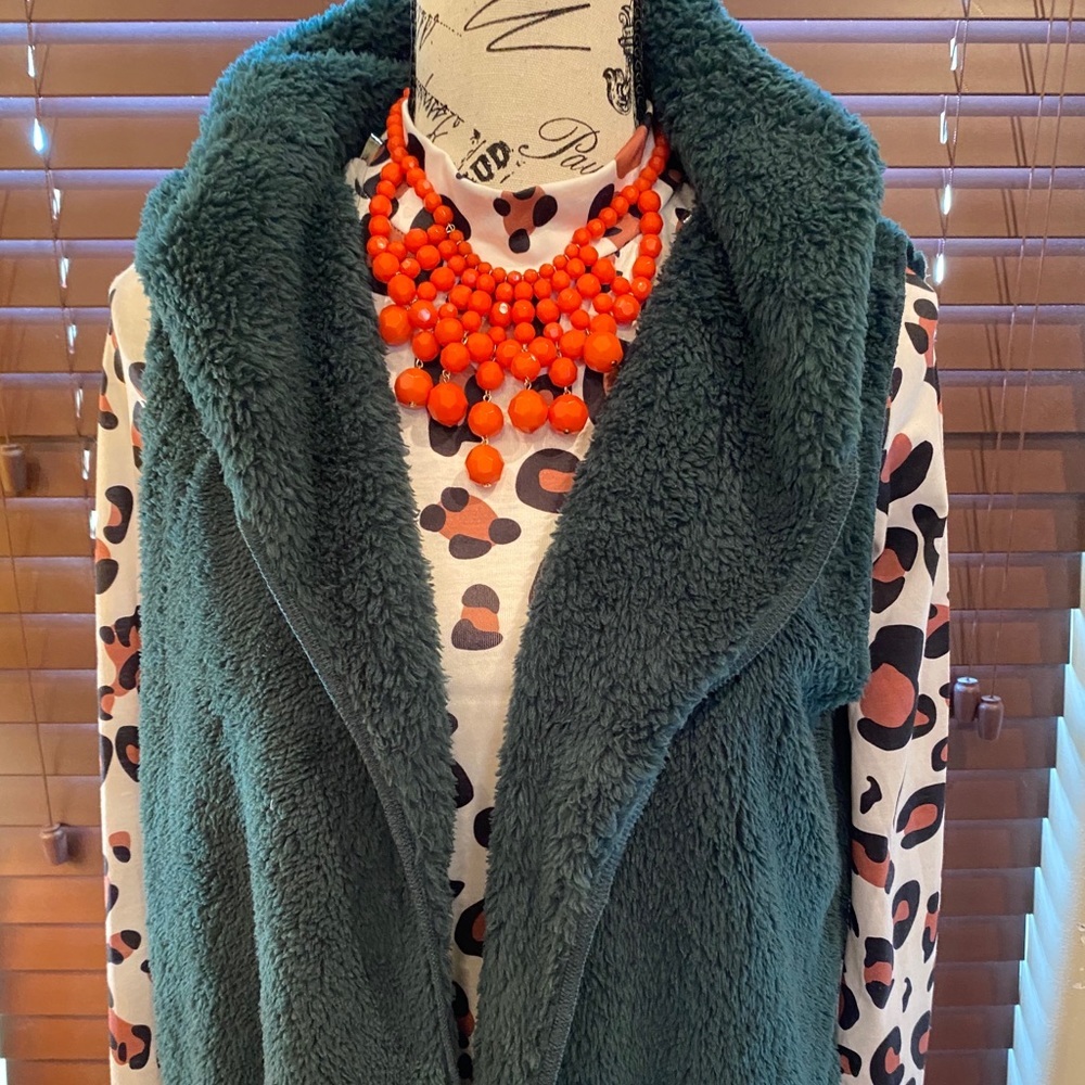 This is a faux fur vest in Hunter 💚 green!